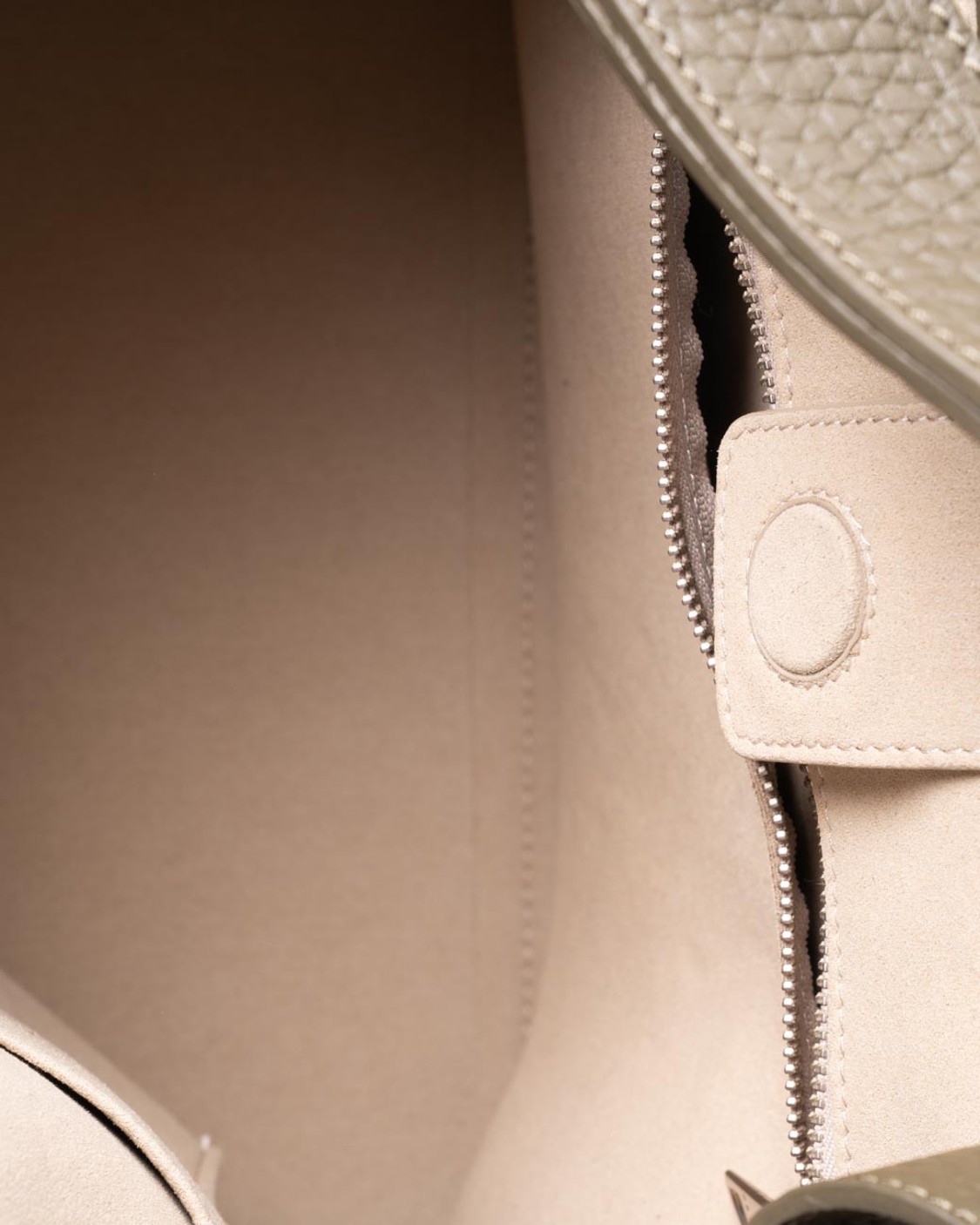 shop ORCIANI  Borsa: Orciani borsa Sveva Soft Media a spalla in pelle con tracolla.
Pelle martellata.
Apertura a scomparsa. 
Patta. 
Tasca interna con zip. 
Dimensioni: Larghezza 32cm  Altezza 24cm Profondità 15cm.
Chiusura con patta con bottone magnetico.
Manico allungabile e tracolla rimovibile.
Composizione: 100% Pelle.
Fabbricato in Italia.. BT2006 SOF M-V number 6859276